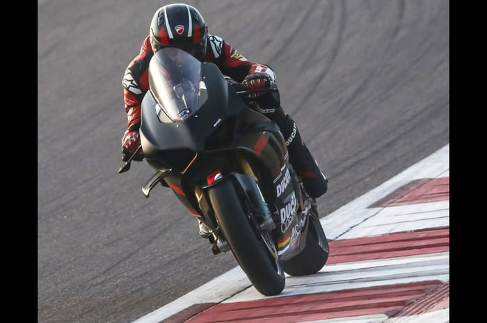 2022 Ducati Panigale V4 ridden by Dilip Lalwani breaks lap record at BIC.